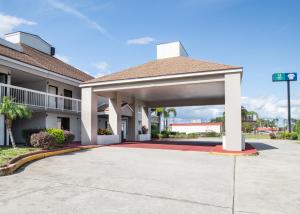 un garaje frente a un hotel en Suburban Studios Hotel Kingsland Near I-95, en Kingsland