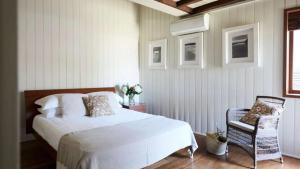Giường trong phòng chung tại Oceanfront Bliss - Direct Beachfront