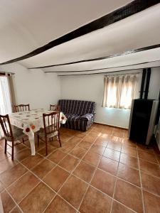 uma sala de estar com uma mesa e um sofá em Casa puebla de Arenoso II Rental Holidays REF.066 em Puebla de Arenoso