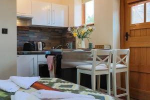 kuchnia ze stołem, 2 krzesłami i blatem w obiekcie Cosy countryside retreat, Weiser w mieście Buckinghamshire