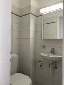 Kamar mandi di Beautiful, quite and very central 2 bedroom flat (Sky6)