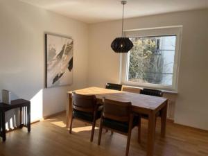 comedor con mesa, sillas y ventana en Beautiful, quite and very central 2 bedroom flat (Sky6) en Zúrich