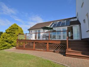 una casa con una gran terraza con sombrilla en 1 bed in Bude SCADG, en Poughill