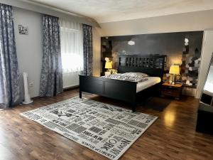 1 dormitorio con cama y alfombra en Haus Alt - Ferienwohnung, en Illingen
