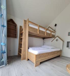 1 dormitorio con 2 literas en una habitación en BADEBUDE 3 Ferienhaus im Hampton Style, en Oldenburg in Holstein