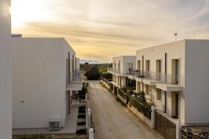 a dirt road between two white buildings at Gl holiday home in Marsala