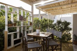 a table and chairs on a patio with a pergola at Gl holiday home in Marsala