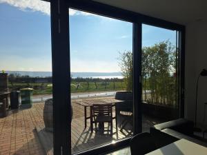 vista su un patio con tavolo e sedie di Apartment Solis a Portoroz