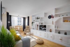 uma sala de estar com um sofá e uma televisão em Nordik Apartments Urban - Playa Virginia "Hanko" em Málaga