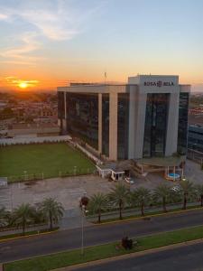 ein großes Gebäude mit einem Park davor in der Unterkunft Rosa Bela Hotel & Convention Center in Puerto Ordaz
