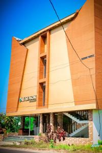 um edifício com um sinal na lateral em HOTEL ALL SEASON em Havelock Island