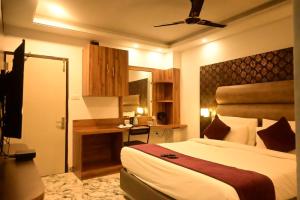 um quarto de hotel com uma cama e uma secretária em HOTEL ALL SEASON em Ilha Havelock