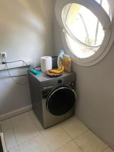 uma máquina de lavar roupa com uma banana em cima em Johnny house em Atenas