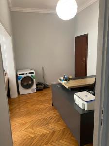 Zimmer mit einem Schreibtisch, einer Mikrowelle und einer Kaffeemaschine in der Unterkunft Johnny house in Athen