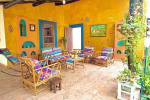 a room with a bunch of chairs and a table at Hermosa Casa de Campo los Montes en Zapatoca in Zapatoca