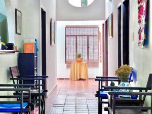 a hallway with chairs and a table in a room at Hermosa Casa de Campo los Montes en Zapatoca in Zapatoca