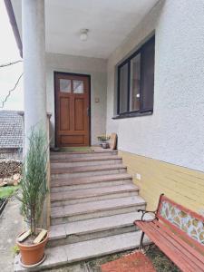 Hunisky的住宿－Lesný domček，门廊设有木门和长凳