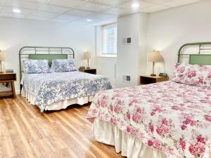 Ένα ή περισσότερα κρεβάτια σε δωμάτιο στο Algonquin Mountain Chalet