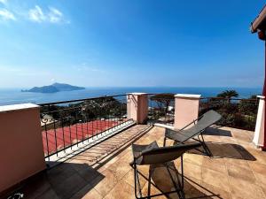 een balkon met een stoel en uitzicht op de oceaan bij Apartment Tramonto su Capri by Interhome in Massa Lubrense