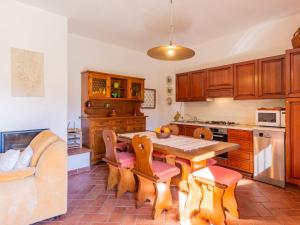 Una cocina con una mesa y sillas de madera. en Holiday Home Aili by Interhome, en Gera Lario