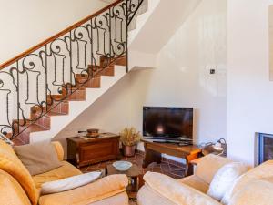 Una sala de estar con dos sofás y un televisor. en Holiday Home Aili by Interhome, en Gera Lario