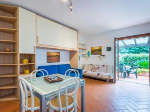 Posezení v ubytování Apartment Corbezzolo by Interhome