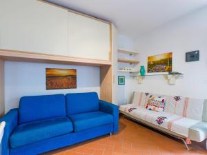 蒙泰韋爾迪馬里蒂莫的住宿－Apartment Fontilame by Interhome，客厅配有蓝色的沙发和长凳