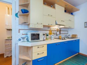Kuchyň nebo kuchyňský kout v ubytování Apartment Corbezzolo by Interhome