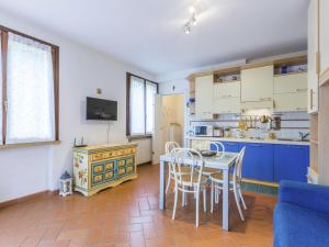 Kuchyň nebo kuchyňský kout v ubytování Apartment Corbezzolo by Interhome