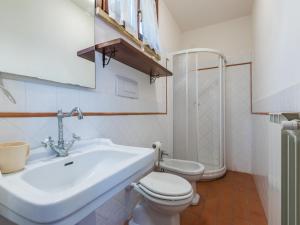 Koupelna v ubytování Apartment Corbezzolo by Interhome
