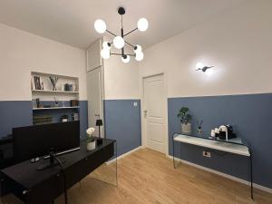 sala de estar con pared de acento azul en Dimora Del Ragno, en Tívoli