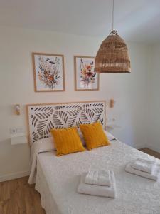 a bedroom with a bed with two orange pillows at Apartamento Premium PLAZA MAYOR con PARKING in Ávila