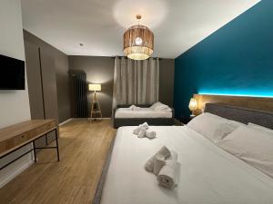 um quarto de hotel com duas camas com toalhas em Dimora Del Ragno em Tivoli