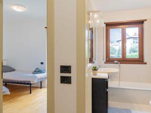 Ένα μπάνιο στο Apartment Molini by Interhome