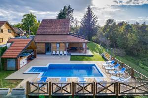 Bazén v ubytování Peaceful Villa in Gornje Dubrave with Private Pool nebo v jeho okolí