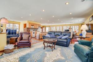 una sala de estar con un sofá y una mesa en Waterfront Forest Lake Studio with Shared Dock!, en Forest Lake