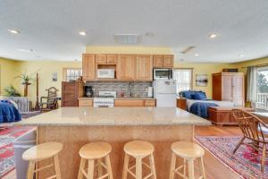 Gallery image of Waterfront Forest Lake Studio with Shared Dock! in Forest Lake +17 photos