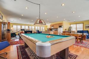 una mesa de billar en medio de una sala de estar en Waterfront Forest Lake Studio with Shared Dock!, en Forest Lake