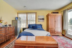 Un dormitorio con una cama y una cómoda de madera. en Waterfront Forest Lake Studio with Shared Dock!, en Forest Lake