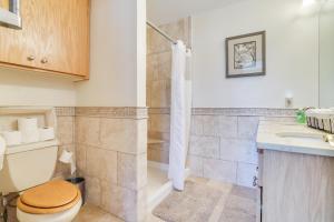 Un baño con ducha, inodoro y lavabo. en Waterfront Forest Lake Studio with Shared Dock!, en Forest Lake 17 fotos más