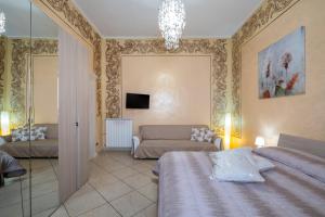 1 dormitorio con 1 cama y 1 sofá en Relax House, en Squinzano