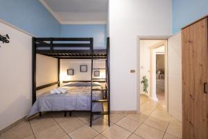 1 dormitorio con 1 litera en una habitación en Relax House, en Squinzano