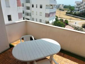 En balkon eller terrasse på Casa Vacanze Gargano Puglia Marina Di Lesina check in out solo sabato min 7g