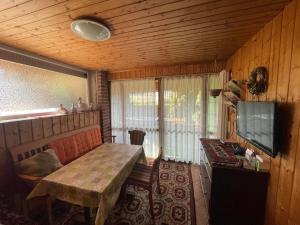 Zimmer mit einem Tisch und einem TV in einem Zimmer in der Unterkunft Haus Rosa in Sankt Johann