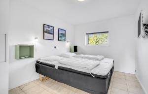 um quarto com uma cama num quarto branco em Amazing Home In Jerup With Wifi em Jerup