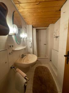 La salle de bains est pourvue d'un lavabo, de toilettes et d'un miroir. dans l'établissement Haus Rosa, à Sankt Johann