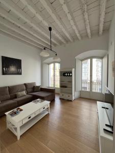 ein Wohnzimmer mit einem Sofa und einem Couchtisch in der Unterkunft Balcones de Jauregui Premium Apartment in Sevilla