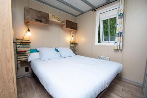 Postel nebo postele na pokoji v ubytování Camping les Restanques