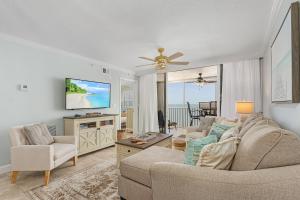 un salon avec un canapé et une télévision à écran plat dans l'établissement Beach Villas # 505 - BOGO24 condo, à Fort Myers Beach