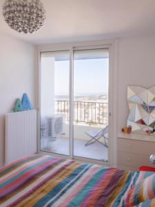 ein Schlafzimmer mit einem Bett und einem Balkon in der Unterkunft Panoramic view of Marseille for two in Marseille